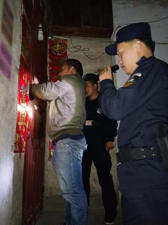 荆门粗心妈妈误将幼女锁家中 民警全城寻开锁师傅开门