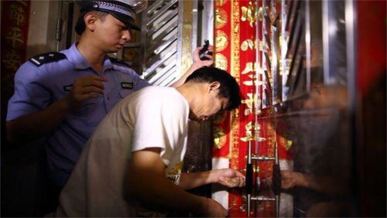 荆门请开锁师傅开了锁后，师傅为什么一般都不进门，就算主人请也不进去？